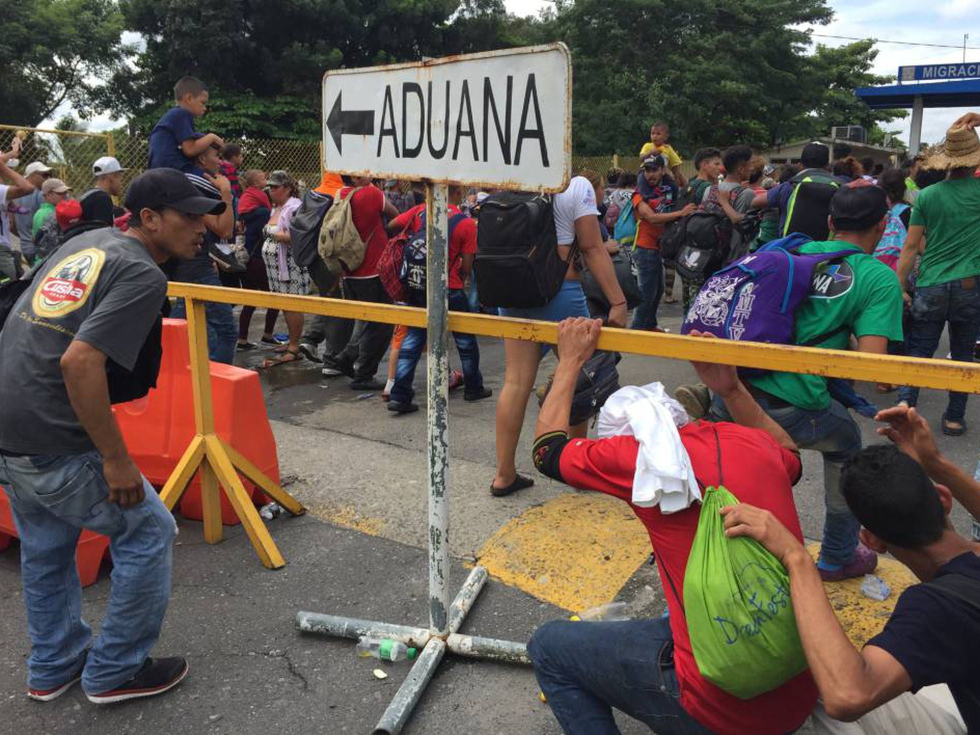 A caravana de migrantes entra no territ rio mexicano