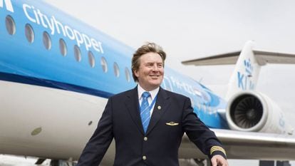 O rei Willem da Holanda com o uniforme da KLM.