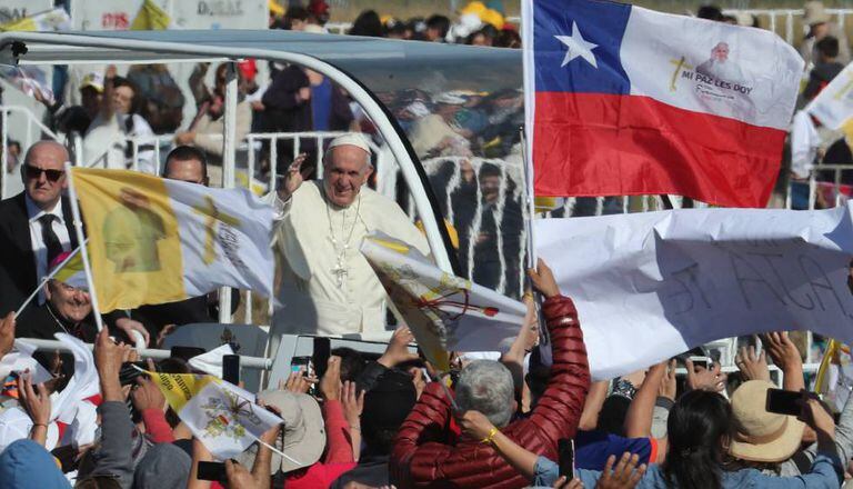 Francisco saúda fiéis ao chegar a Temuco, no Chile.