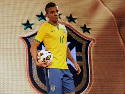 O jogador Luiz Gustavo com o uniforme da sele&ccedil;&atilde;o que ser&aacute; usado na Copa.