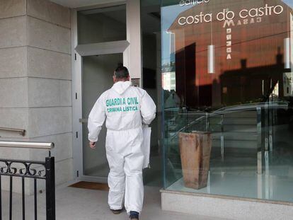 Um policia civil entra no edifício de Foz (Lugo) onde foi achado o cadáver, nesta passada segunda-feira.