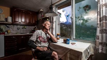 Hartmut Boog, na cozinha de sua casa no bairro de Tacande, no município de El Paso (Espanha).