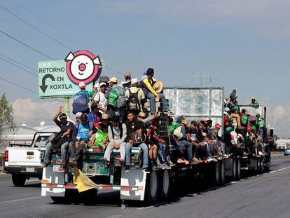 Integrantes da caravana em sua passagem pelo Estado de Puebla.