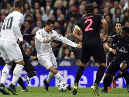 Cristiano Ronaldo realiza passe ante a pressão do PSG