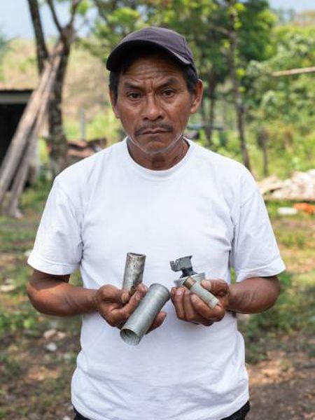 Joel Raymundo mostra alguns cartuchos de gás lacrimogêneo usados pela polícia.