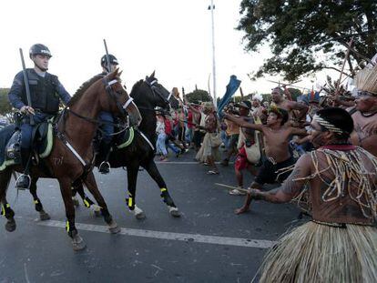 Agentes em confronto com os índios em Brasília, em maio.