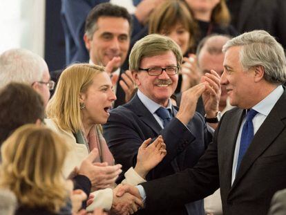 Antonio Tajani, o novo presidente do Parlamento Europeu, é cumprimentado pelos membros do seu grupo.