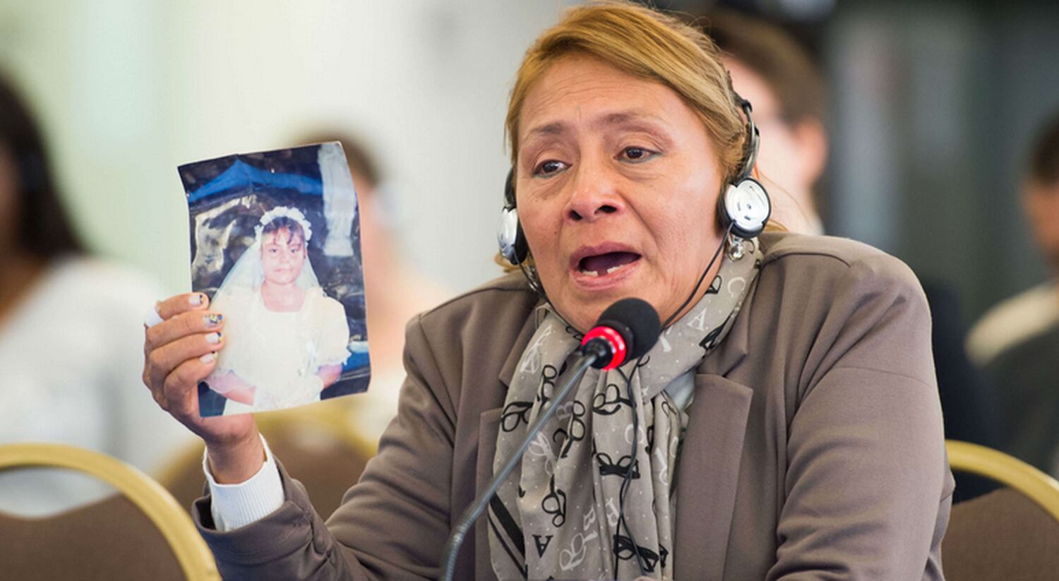 Petita Albarracín, mãe de Paola Guzmán, vítima de violação sexual em um colégio no Equador.