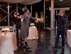 Daniel Levy y Eugene Levy reciben el Emmy por 'Schitt's Creek' en su fiesta en Toronto, este domingo.