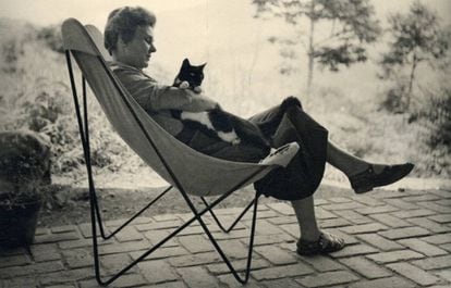 Elizabeth Bishop com seu gato Tobias, em 1954.