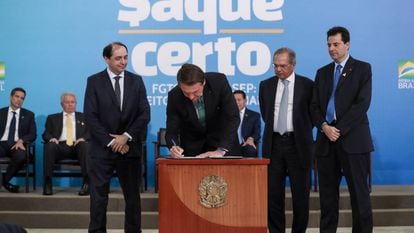 O presidente Jair Bolsonaro e ministro Paulo Guedes da Economia durante evento do lançamento do programa Saque Certo.