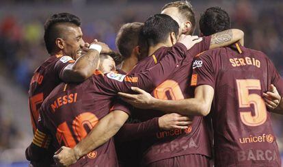 Jogadores do Barcelona comemoram sua vitória no campeonato espanhol.