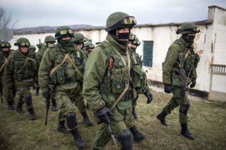 Soldados russos rondam uma base ucraniana em Perevalnoye.