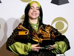 Los Angeles (United States), 27/01/2020.- Billie Eilish poses in the press room with the Grammy for Best Pop Vocal Album, Best New Artist, Song of the Year, Album of the Year, and Record of the Year during the 62nd annual Grammy Awards ceremony at the Staples Center in Los Angeles, California, USA, 26 January 2020. (Estados Unidos) EFE/EPA/DAVID SWANSON