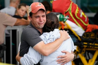 Casal se abraça após o colapso do edifício em Surfside.