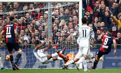 Chute de Gio Simeone contra a meta de Buffon.
