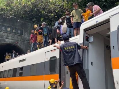 Imagem do acidente ferroviário em Taiwan, publicada pelo @Hualienfastnews no Facebook e distribuída pela Reuters.