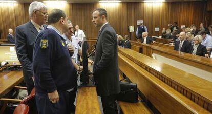 Oscar Pistorius, acusado do assassinato premeditado de Steenkamp, durante seu julgamento que se celebra nos tribunais de Pretoria.