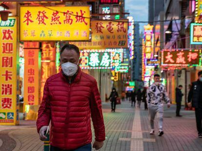 Um morador da cidade de Macau se protege do coronavírus.
