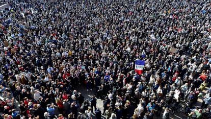 Milhares de pessoas se reúnem no centro de Toulouse neste domingo para protestar contra o ataque islâmico que matou, na sexta-feira, o professor Samuel Paty.