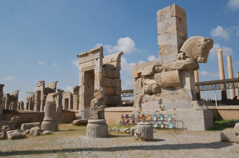 Persépolis, patrimônio mundial, era o centro do grande império persa e as escadarias e portas monumentais mostram a enormidade a que chegou.