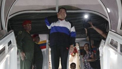 Chávez toma o avião em Caracas rumo a Cuba o 10 de dezembro de 2012. / REUTERS