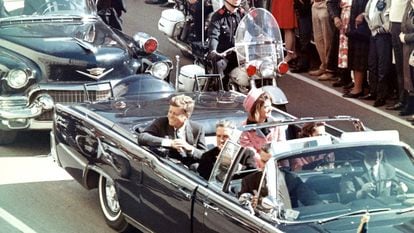 Imagem do presidente John Fitzgerald Kennedy segundos antes de ser assassinado em Dallas, em 22 de novembro de 1963. Em vídeo, trailer do documentário ‘JFK revisited: through the looking glass’.
