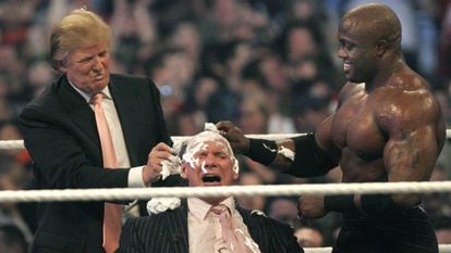 Imagem do vídeo em que Trump raspa a cabeça de Vince McMahon.