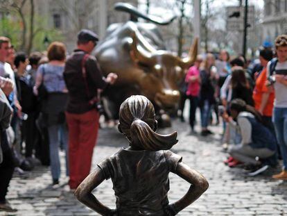 ‘A Menina Sem Medo’, de Kristen Visbal, instalada no Dia da Mulher de 2017 em frente ao ‘Touro que Ataca’ (‘Charging Bull’), em Wall Street, Nova York.