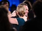 Kate Winslet abraza a Leonardo DiCaprio durante los premios SAG.