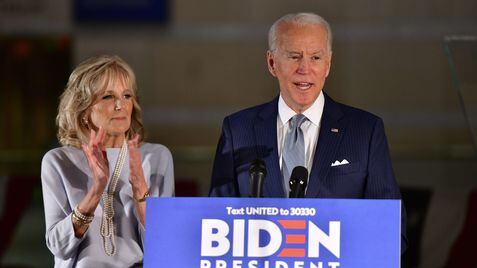 O pré-candidato democrata à Casa Branca Joe Biden fala à imprensa na Filadélfia ao lado da mulher, Jill Biden.