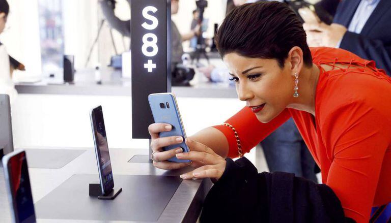 Mulher experimenta seu novo Galaxy S8.