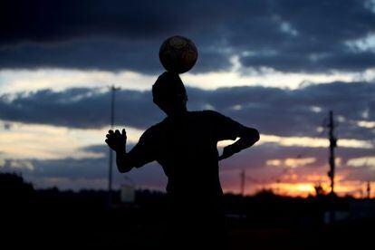 Um menino equilibra a bola na cabe&ccedil;a, ontem em Bras&iacute;lia.