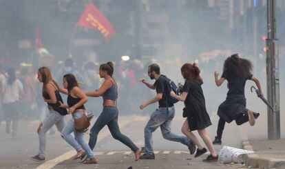 Manifestantes correm de bombas atiradas pela PM, em ato em 2016 em SP.