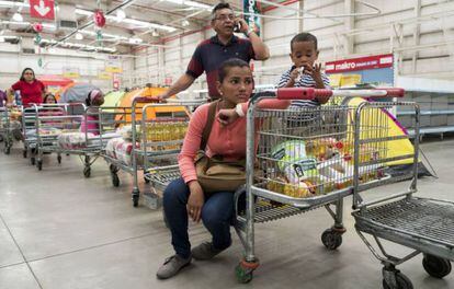 Supermercado semivazio na Venezuela.