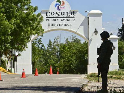 Soldado vigia prisão nos arredores de Cosalá, Sinaloa.