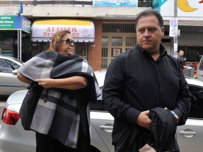 María Victoria Henao e Juan Pablo Escobar, viúva e filho do traficante Pablo Escobar Gaviria, depõem em maio no tribunal de Buenos Aires.