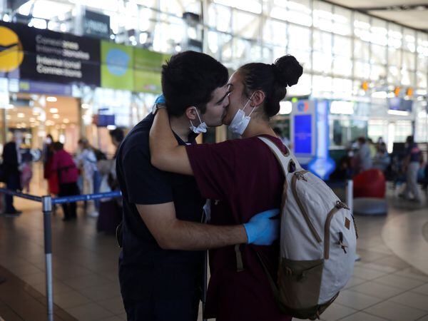 Una pareja se besa en el aeropuerto de Santiago de Chile, el miércoles.