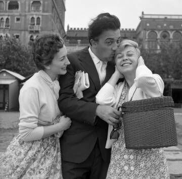 Fellini com a atriz Valentina Cortese e s esposa Giulietta Masina em Veneza, em 1955.