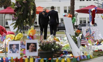 Obama e Biden rendem homenagem às vítimas da boate Pulse.