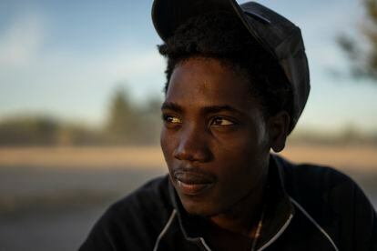 Alexander Lundi, um migrante de 23 anos do Haiti, fotografado no campo montado em Ciudad Acuña (México), em 22 de setembro de 2021.