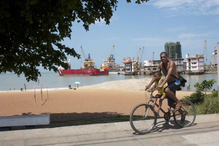Os navios petroleiros são parte da paissagem de Macaé.
