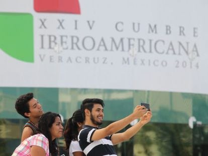 Jovens se fotografam na cúpula Ibero-Americana de Veracruz.