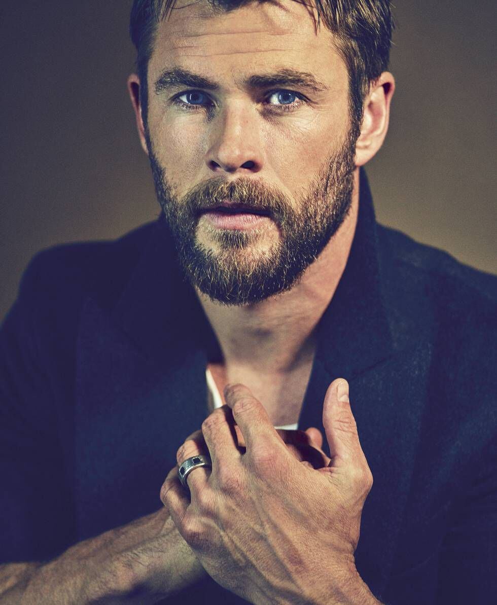 Chris Hemsworth posa em foto exclusiva para ICON com casaco e camiseta BOSS. 