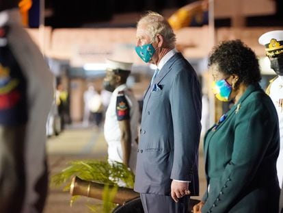 O príncipe Charles, ao lado da presidenta eleita de Barbados, Sandra Mason, no domingo, na capital, Bridgetown.