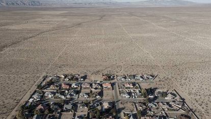 Área habitada de California City, em meio a milhares de ruas vazias no deserto.