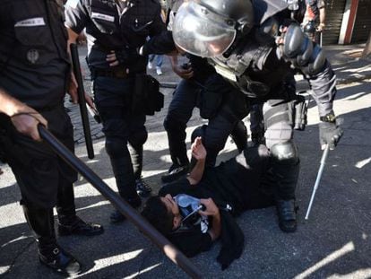 A&ccedil;&atilde;o policial durante um protesto anti-Copa no Rio.
