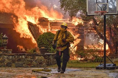 Um bombeiro no incêndio de Anaheim Hills, Califórnia, na segunda-feira.