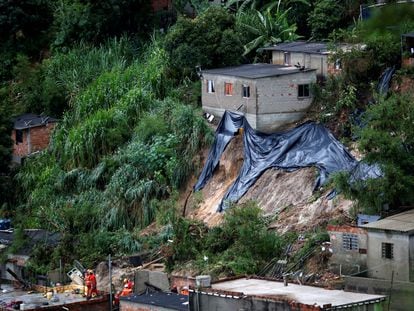 Rescue workers search the site of a mudslide, after heavy rains at Vila Ideal neighborhood in Belo Horizonte, Minas Gerais state, Brazil January 24, 2020. REUTERS/Cristiane Mattos