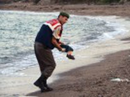Os cadáveres dos dois meninos apareceram na manhã desta quinta numa praia turca. A foto de um deles mobiliza as redes sociais